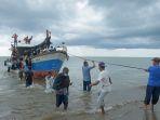 warga-rohingya-saat-mendarat-di-pantai-lancok-aceh-utara-juni-2021.jpg