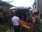 warga-saat-menurunkan-jenazah-bayu-setiawan-dari-ambulance-setelah-dibawa-pulang-dari-rsud-langsa.jpg