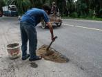Lubang Bertaburan di Jalan Lintas Nasional, Warga Sungailiput Aceh Tamiang Swadaya Timbun