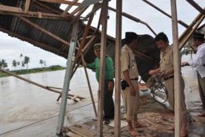 Banjir Kiriman Landa Teunom - 01122011foto_7.jpg