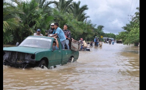 Banjir Kiriman Landa Teunom - 01122011foto_8.jpg