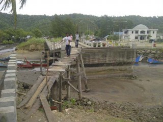 Warga Cot Kuala Minta Pemko Perbaiki Jembatan