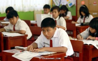 Siswa SD Ditusuk Teman: Handphone Penuh Gambar Tempel - 20110510_Ujian_Nasional_2011_Tingkat_Sekolah_Dasar_.jpg