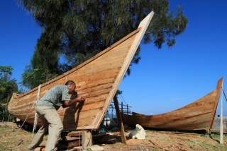 Usaha Pembuatan Kapal Nelayan Terbentur Bahan Baku
