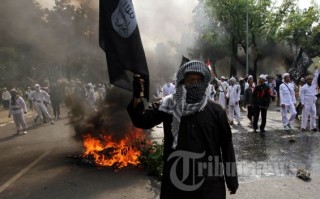Mobil Kapolda Metro Diserbu Demonstran - 20120917_Bentrok_di_Depan_Kedubes_AS_9192.jpg