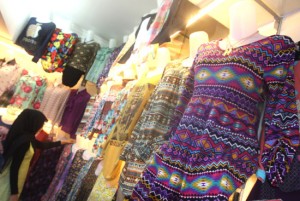 Fashion Motif Tribal Lagi Naik Daun