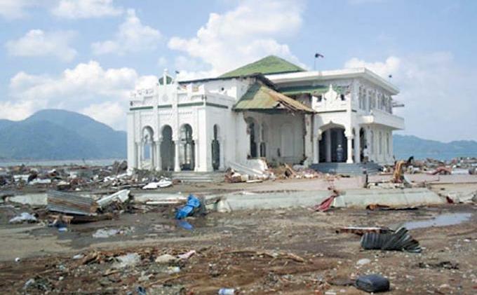 Tsunami Mengajak Kita Kembali ke Jalan Islam - serambinews_tsunami_4.jpg