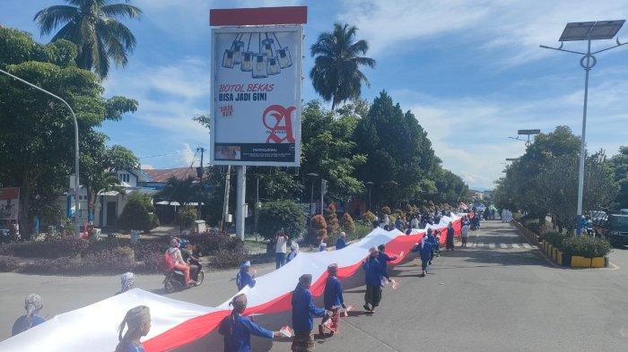 Bendera Ukuran Panjang 100 Meter Dibentangkan pada Pawai Peringatan Hari Santri Nasional di Masohi