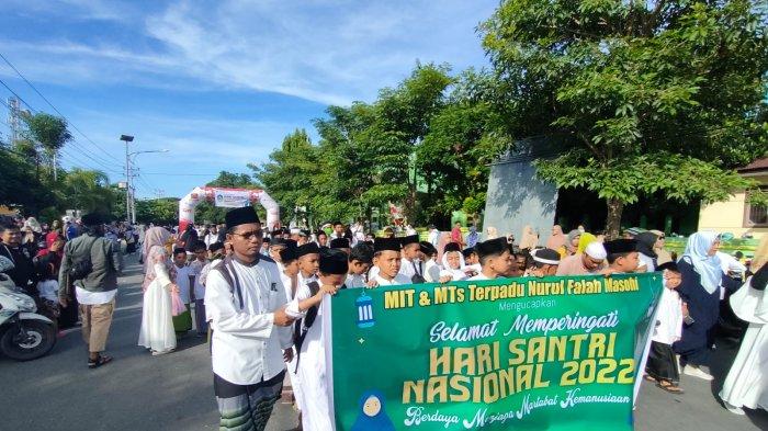 Ratusan Pelajar di Masohi Pawai Ta'aruf Peringati Hari Santri Nasional 2022