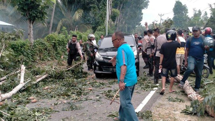 Memilih Blokade Jalan, Ini Penjelasan Kades Waesamu - Seram Bagian Barat
