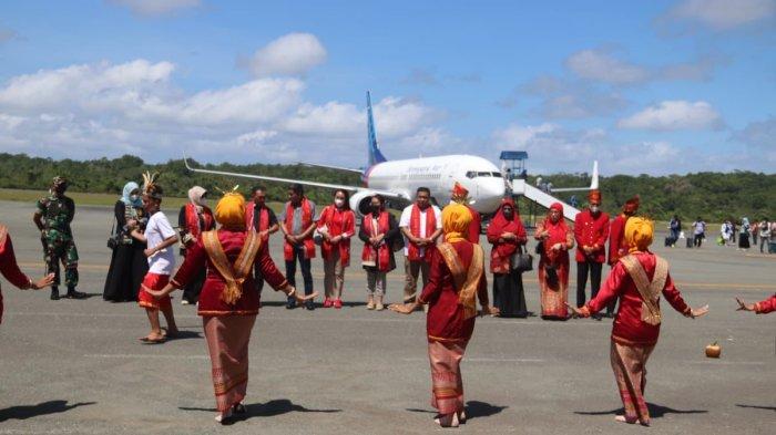 Tarian Adat Kei Sambut Kedatangan Bodewin Wattimena di Langgur