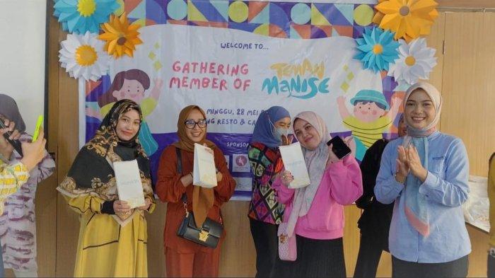 Hadiri Gathering Member of Teman Manise, Wardah Gelar Demo Make-up Daily Look