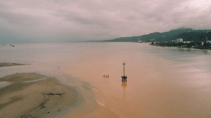 Diguyur Hujan Sejak Pagi, Laut Teluk Ambon Berubah Warna Kecoklatan