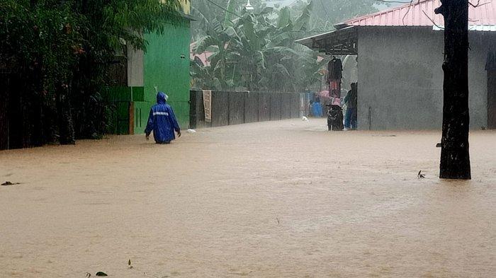 Pemukiman Warga di Kawasan Kediaman Gubernur Murad Terendam Banjir Setinggi Paha Orang Dewasa