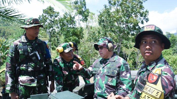 Pangdam XVI/Pattimura Tinjau Proses Latihan Menembak Senjata Kendaraan Tempur Denkav 5/BLC