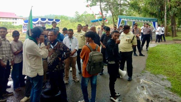 HMI Cabang Ambon Aksi Tolak Penyematan Nama Bahlil Lahadalia Tuk Bangunan Sport Center Unpatti