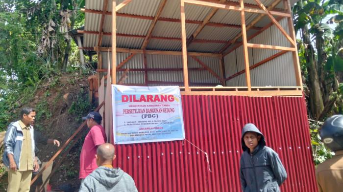 Ditegur Dirikan Bangunan Tanpa Izin, Warga di Kawasan Teluk Ambon Adu Mulut dengan Petugas