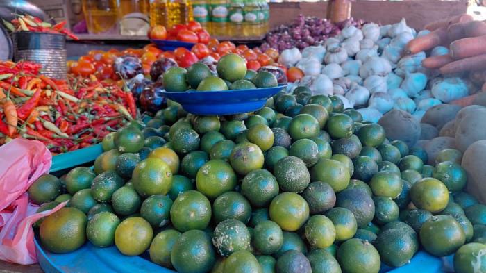 Stok Menipis, Harga Lemon Cina di Pasar Impres Namlea Tembus Rp40 Ribu per Kilo