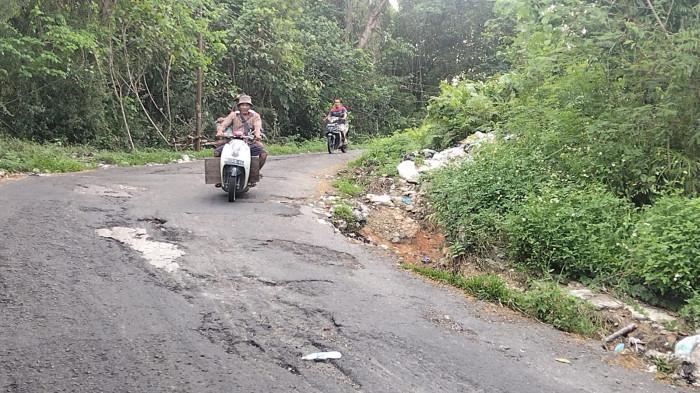 Rusak dan Berlubang, Warga Diminta Waspadai Jalan di Tanjakan Menuju Benteng Karang Passo