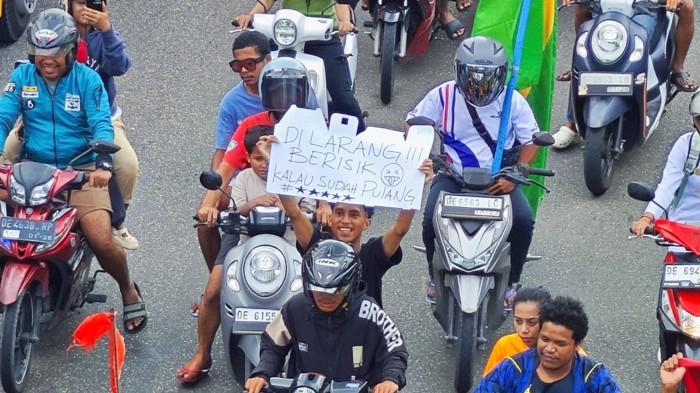 ‘Dilarang Berisik Kalau Sudah Pulang’, Poster untuk Fans Belanda dan Jerman di Ambon