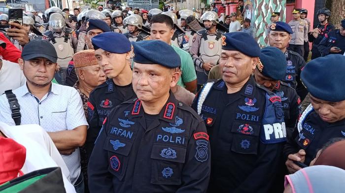 Redam Amarah Warga, Dansat Brimob Maluku Turun Tangan Tangani Kasus Penganiayaan di SBT