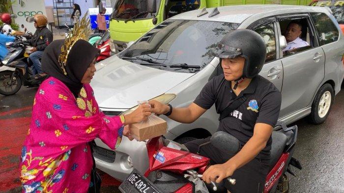 Kenakan Pakaian Adat Bugis, Epic Planner Turun Jalan Berbagi Takjil