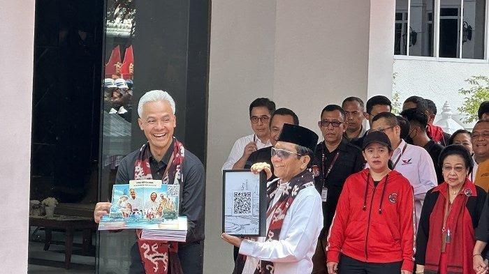 Resmi Daftar Pilpres 2024, Ganjar-Mahfud Serahkan Buku Pop Up dan Kode QR Visi Misi