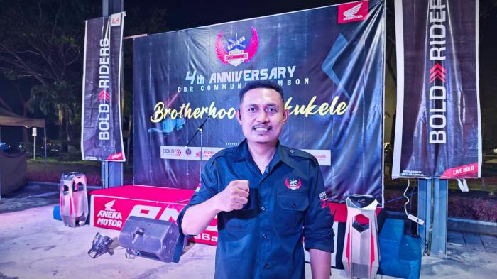 KOMUNITAS MOTOR - Ketua CBR Community Ambon, Chrisye Papilaya usai diwawancarai TribunAmbon.com terkait hari ulang tahun (HUT) ke-4 CBR Community di area parkiran Ambon City Center (ACC), Passo, Kecamatan Baguala, Kota Ambon, Minggu (12/4/2026). 