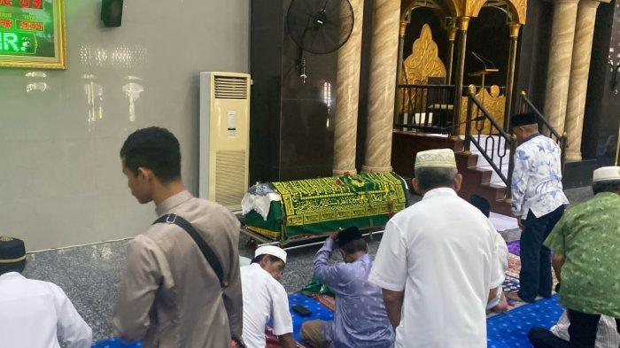 Jenazah Imam Besar Almarhum KH. R. R. Hasanussi Tiba di Masjid Raya Al Fatah Ambon tuk Disalatkan
