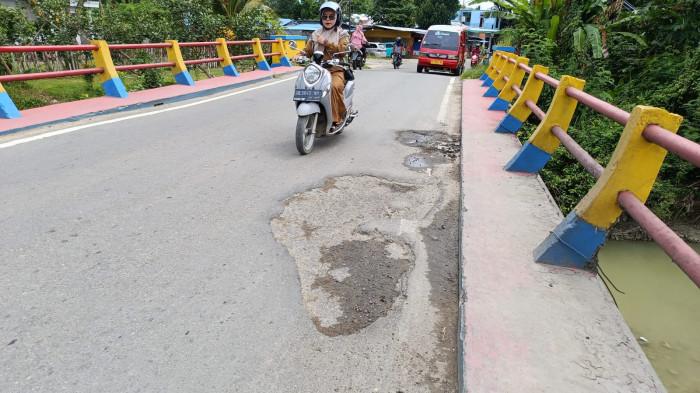 Lubang di Jembatan Wailola Bula Ancam Pengendara: Malam Gelap Sekali