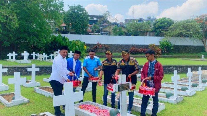 Peringati Sumpah Pemuda, KNPI Maluku Tabur Bunga di Taman Makam Pahlawan Kapahaha Ambon