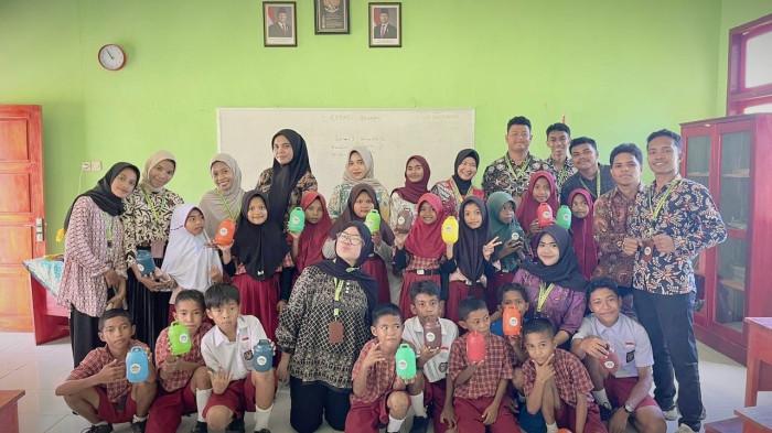 Mahasiswa Unpatti Tanamkan Literasi Finansial dan Nilai Toleransi bagi Siswa SD di Huamual Belakang