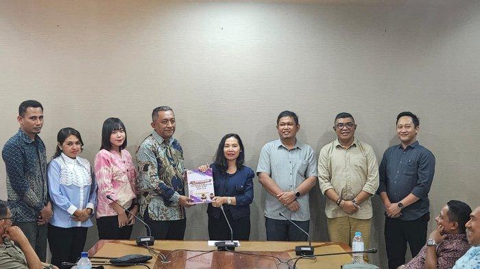 Sambangi Kantor Bawaslu RI, Somnaikubun Serahkan Laporan Pengawasan Pembentukan Badan Ad Hoc