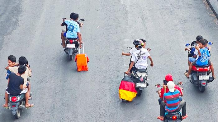 Aksi Jenaka Warga Ambon Bawa Koper Belanda dan Jerman Saat Pawai, Simbol Dua Raksasa Eropa Pulang