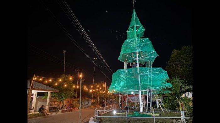 Kompak, Anggota AMGPM Alfa Mike Two Dekorasi Pohon Natal Setinggi 15 Meter