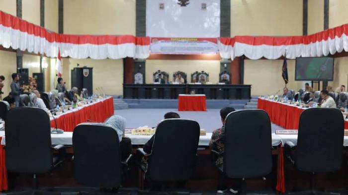 Pastikan Pembahasan APBD 2026 Tepat Waktu, Ketua DPRD Malteng: Kuncinya Anggota Rajin Berkantor