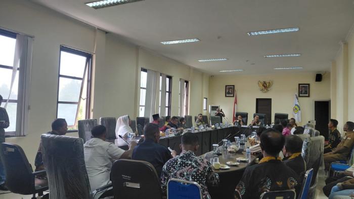 DPRD Buru Rapat Dengan PABPDSI, Bahas Aspirasi dan Penguatan Peran BPD Desa