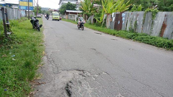 Hati-hati, Ada 213 Lubang Sepanjang Jalan Mr. Chr. Soplanit Kota Ambon