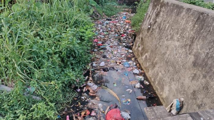 Sampah Menyumbat Saluran Air di Kota Bula, Warga Khawatir Picu Banjir dan Penyakit