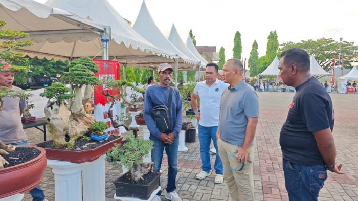 BRIMOB MALUKU - Dansat Brimob Polda Maluku, Kombes Pol. Irfan S. P. Marpaung bersama Wadansat, AKBP. Dennie Andreas saat melihat pameran bonsai di Lapangan Letkol Pol. Chr. Tahapary, Kota Ambon, Sabtu (8/11/2025).


Sumber: Jenderal