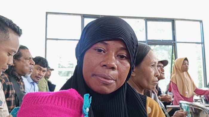 SEKOLAH RAKYAT - Salah satu orang tua siswa Sekolah Rakyat di Maluku Tengah, Sumiati saat diwawancarai, Senin (6/10/2025). Sumiati senang dengan adanya Sekolah Rakyat, anaknya bisa kembali sekolah.