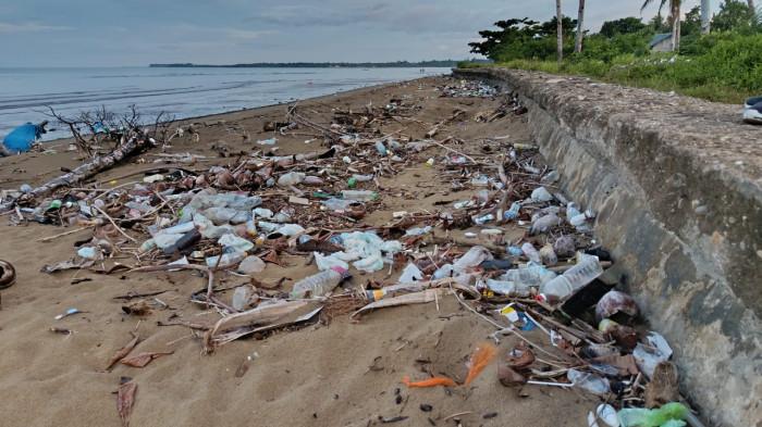 Kurang Kesadaran, Pantai Roleks Bula Dipenuhi Sampah Plastik dan Batok Kelapa