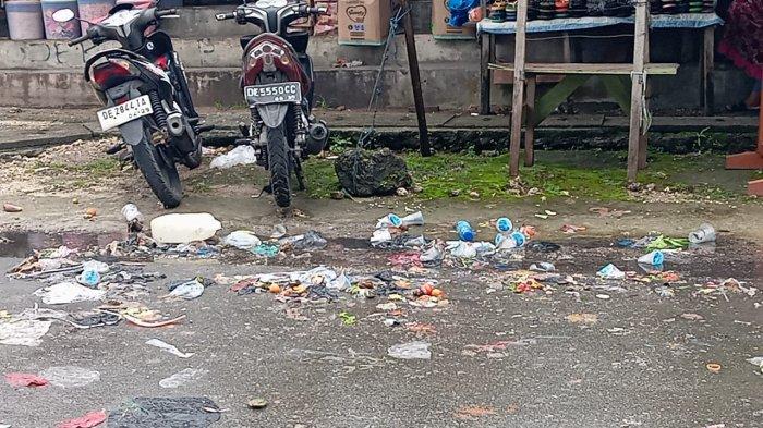 Usai Hujan, Sampah Berserakan di Pasar Langgur Maluku Tenggara