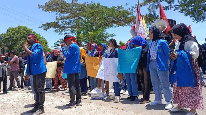 Demo di Polres SBT, Masa Aksi Nilai Penegak Hukum di SBT Tajam Keatas Tumpul ke Bawah