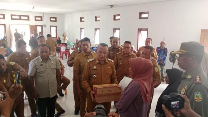 Bupati Buru Salurkan Bantuan Sosial dan Santunan Bagi Korban Kebakaran di Desa Ubung