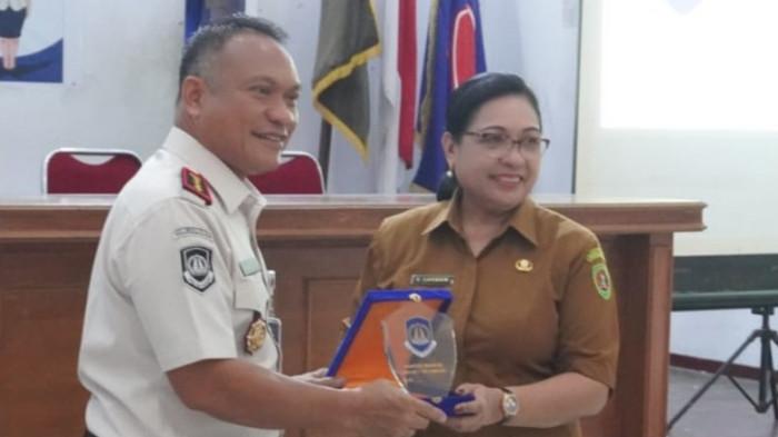 IMIGRASI AMBON-Kepala Kantor Imigrasi Kelas I TPI Ambon, Eben Rifqy Taufan memberikan sosialisasi keimigrasian kepada siswa di SMA Negeri 1 Ambon, Selasa (10/3/2026). Kegiatan ini bertujuan mengenalkan peran imigrasi sekaligus meningkatkan pemahaman pelajar terkait prosedur ke luar negeri serta pencegahan perdagangan orang.