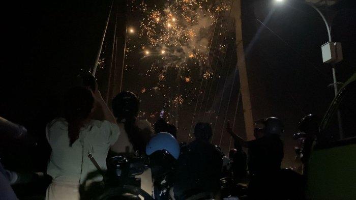 Rayakan Tahun Baru 2024, Ribuan Warga Berpesta Kembang Api di Jembatan Merah Putih