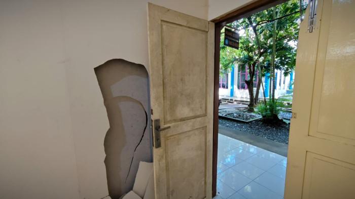 Dinding Ruang Dosen Hukum UKIM Berlubang, Diduga Dirusak Mahasiswa Teknik Saat Aksi Tawuran