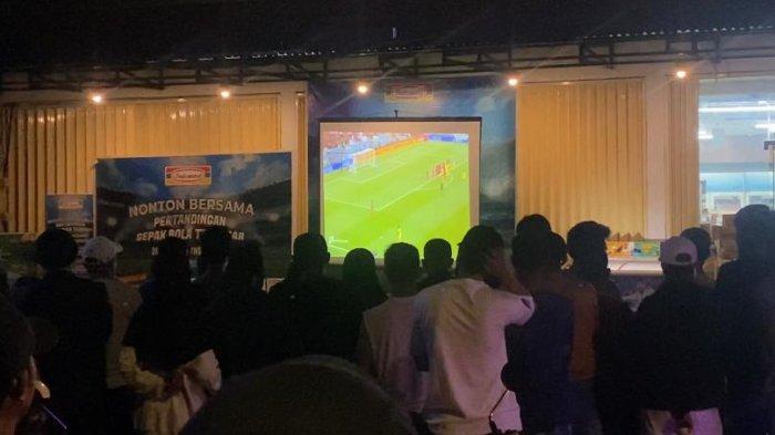 Nobar Laga Perdana Piala Dunia 2022, Warga Padati Areal Jalan Ir. M. Putuhena