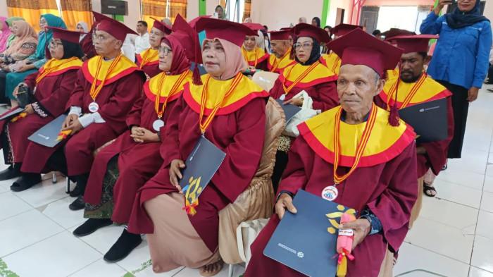20 Lansia Sekolah Kencana Wailola Resmi di Wisuda, Wabup: Ini Bukti Mereka Masih Produktif